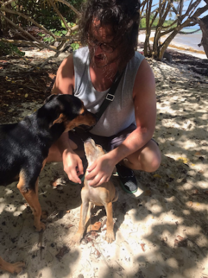 Yasna et chiot plage benevole